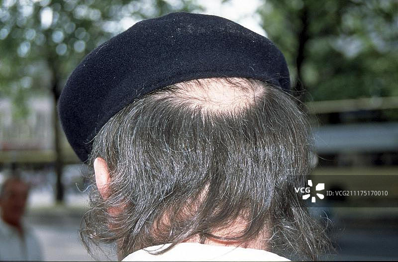 从帽子下望出去的半秃头，德国柏林，欧洲图片素材