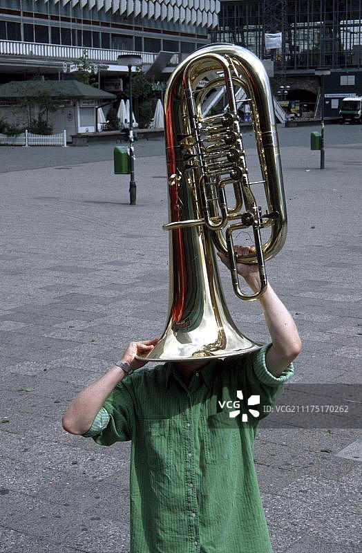 头顶大号的男人，德国柏林图片素材