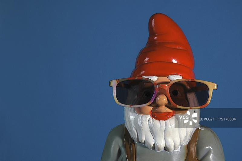 戴太阳镜的花园侏儒，德国，欧洲图片素材