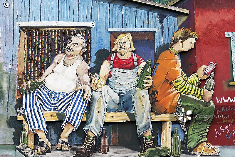 三个失业男人坐在长椅上喝酒,哈茨四,漫画,壁画,街头艺术,德国北莱茵-威斯特法伦州杜塞尔多夫,欧洲图片素材