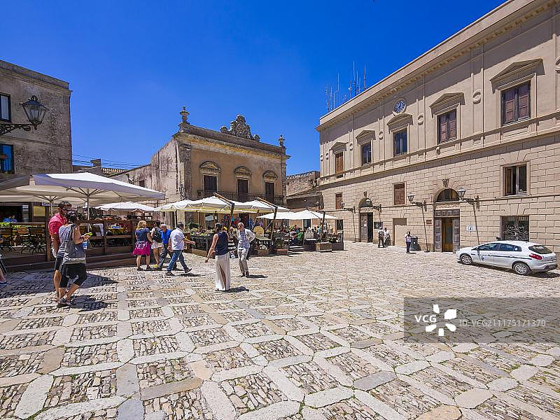 翁贝托一世广场：餐厅，历史中心，埃里切，特拉帕尼省，西西里岛，意大利图片素材
