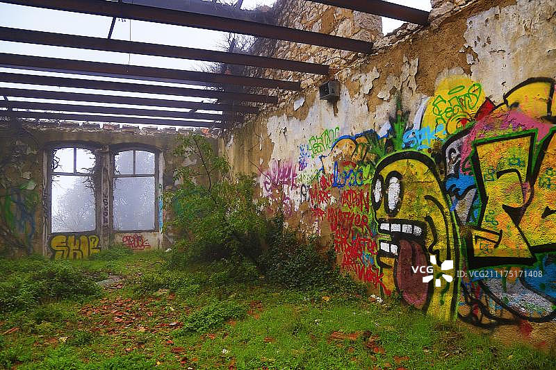 带有涂鸦的驻军遗址，位于法国普罗旺斯-阿尔卑斯-蓝色海岸阿尔卑斯-海事省图片素材