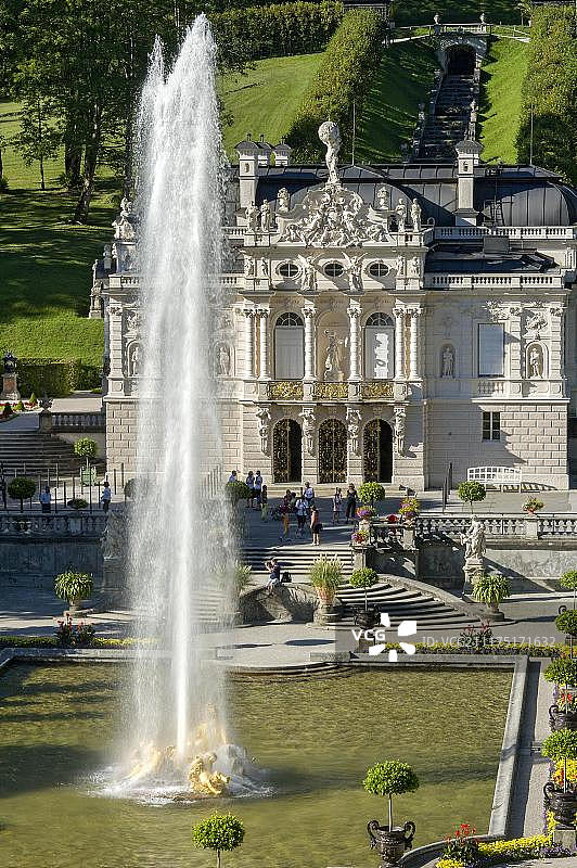 德国上巴伐利亚林德霍夫宫前的植物喷泉和宫殿花园图片素材