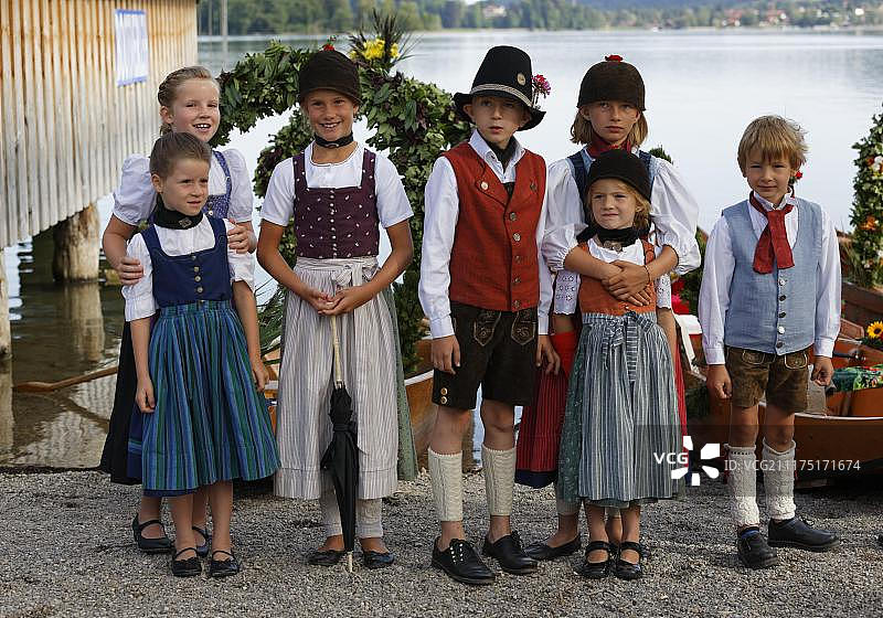 身穿传统服饰的孩子们，上巴伐利亚阿尔特-施利尔泽-基尔希塔格节，德国巴伐利亚州图片素材