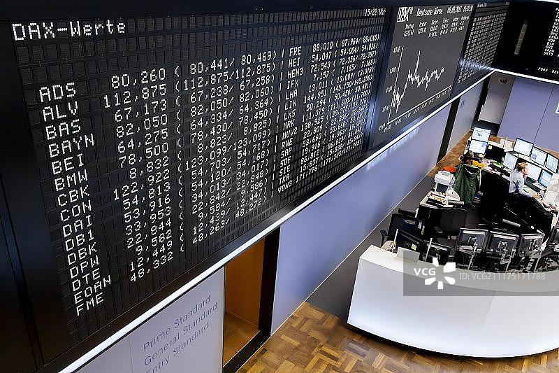 法兰克福证券交易所交易大厅的DAX交易板，德国证券交易所，德国黑森州法兰克福图片素材