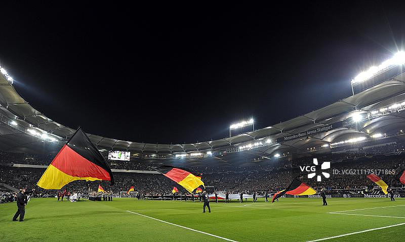 德国对智利比赛前挥舞德国国旗的球迷，梅赛德斯-奔驰竞技场，斯图加特图片素材