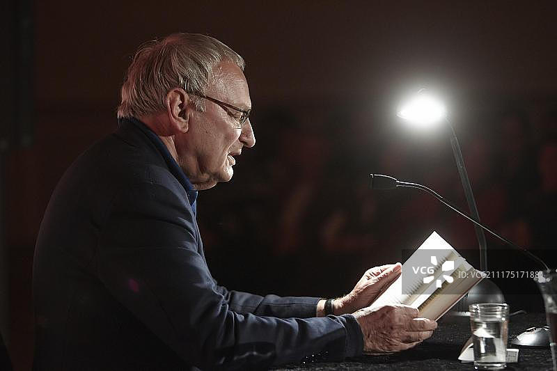 在德国科布伦茨选帝侯宫“Ganz Ohr”文学节上阅读图片素材