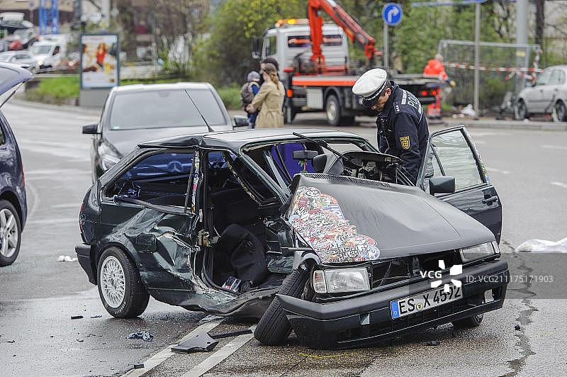 德国斯图加特的严重交通事故，大众Polo汽车残骸图片素材