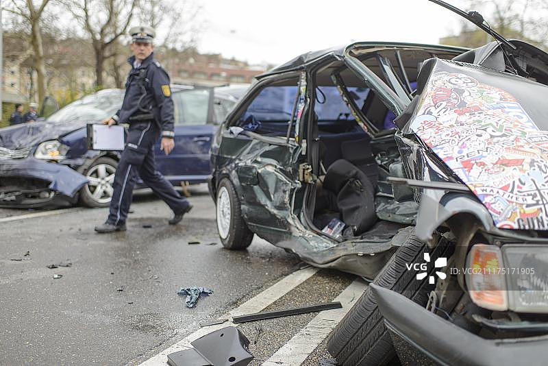在德国斯图加特发生严重交通事故，大众Polo和Touran相撞图片素材