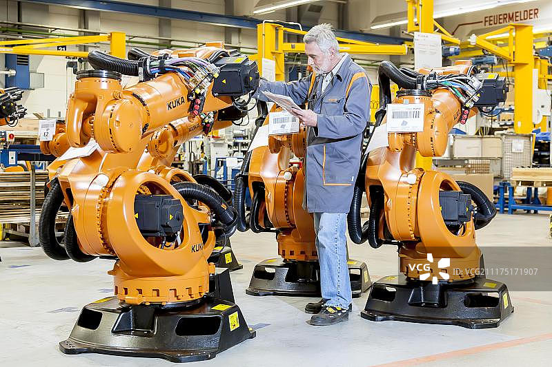 机器人公司员工准备发货文件图片素材