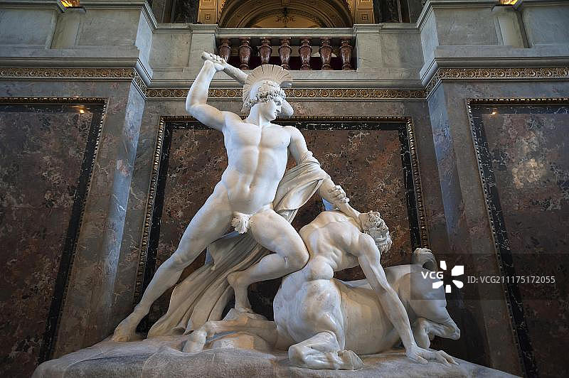 安东尼奥·卡诺瓦作品：忒修斯击败半人马大理石雕塑，艺术史博物馆，1891年，奥地利维也纳图片素材
