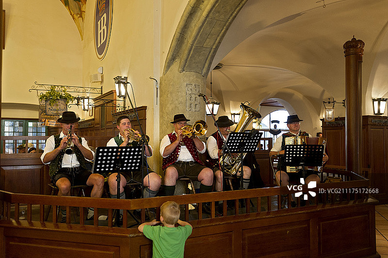 在慕尼黑皇家啤酒屋表演的军乐队图片素材