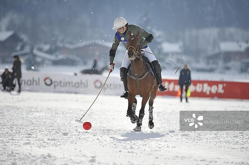 帕米吉亚尼球队马球运动员，雪地马球比赛图片素材