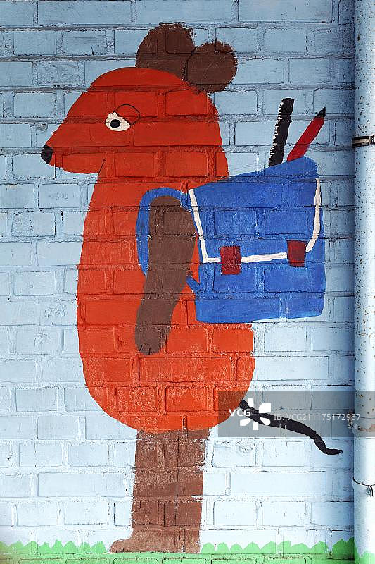 背着书包的老鼠形象，德国学校操场上的壁画，欧洲图片素材