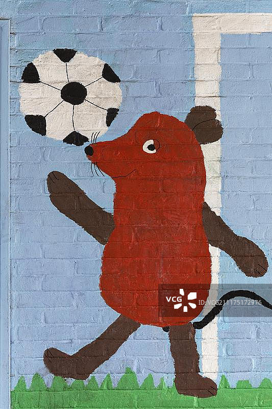 学校操场上的足球老鼠壁画，德国图片素材