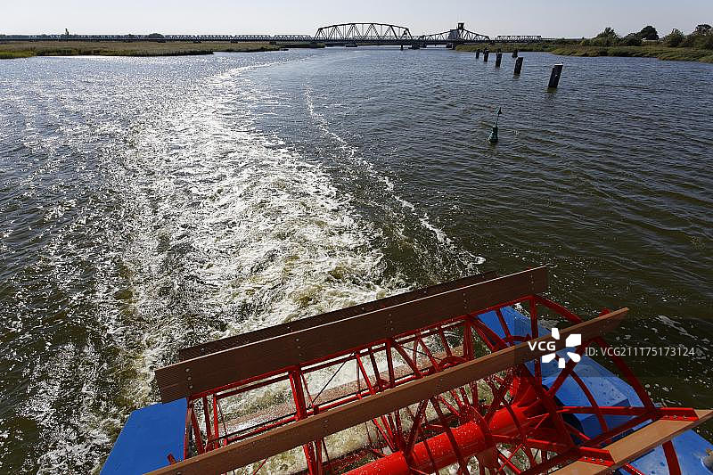 波的湖畔之旅：德国梅克伦堡-前波美拉尼亚的明轮船图片素材