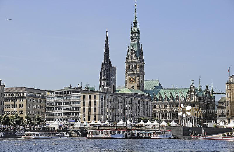 德国汉堡市政厅和圣尼古拉斯教堂前的阿尔斯特湖图片素材