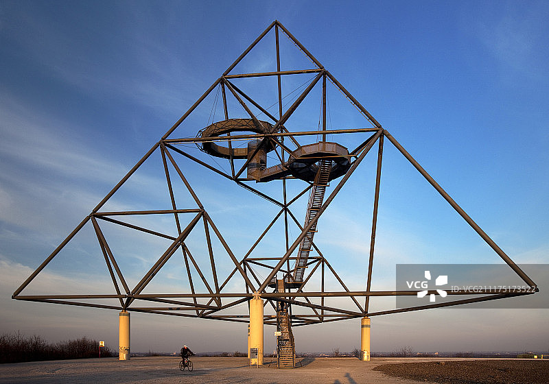 德国博特罗普贝克大街矿渣堆上的四面体艺术品图片素材