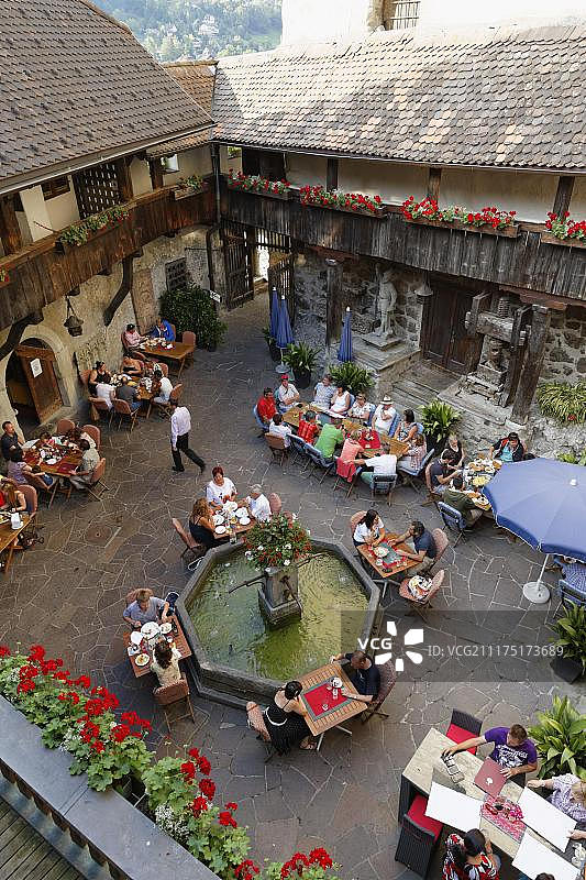 奥地利费尔德基希沙滕堡城堡的庭院，内设餐厅图片素材