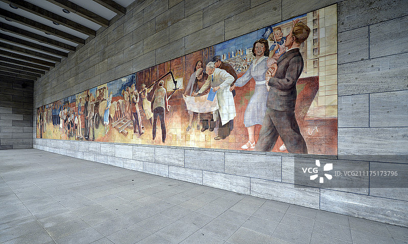 德国财政部外墙上的瓷砖壁画《建设共和国》，作者：马克斯·林格，德国柏林图片素材