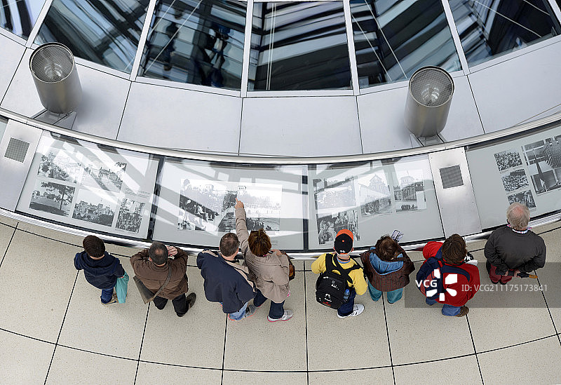 游客在德国柏林国会大厦穹顶内参观展览图片素材