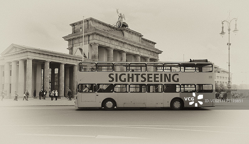 在勃兰登堡门前的城市观光巴士，德国柏林图片素材