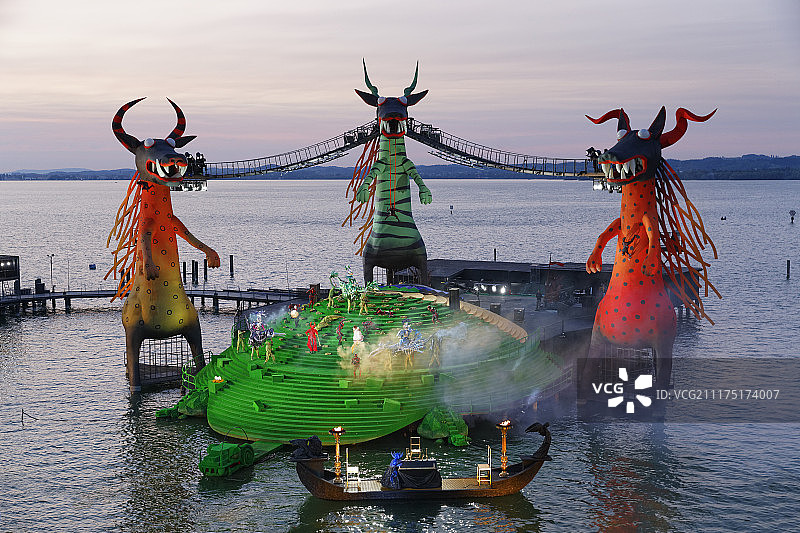莫扎特《魔笛》歌剧，奥地利布雷根茨节水上舞台演出，2013图片素材