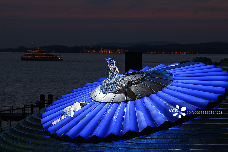 沃尔夫冈·阿玛多伊斯·莫扎特《魔笛》：夜晚女王安娜·杜洛夫斯基和塔米诺·雷纳·特罗斯特在康斯坦茨湖浮动舞台上的歌剧表演，布雷根茨艺术节，奥地利图片素材