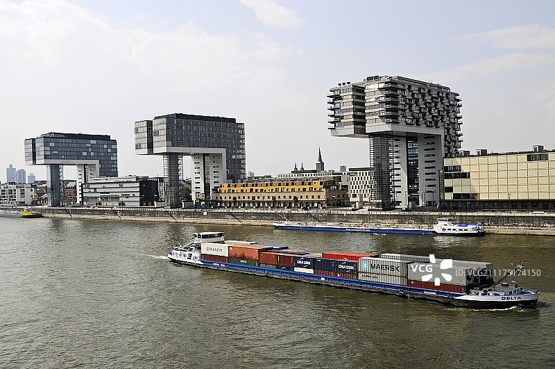 德国科隆莱茵河畔的货船、起重机和建筑图片素材