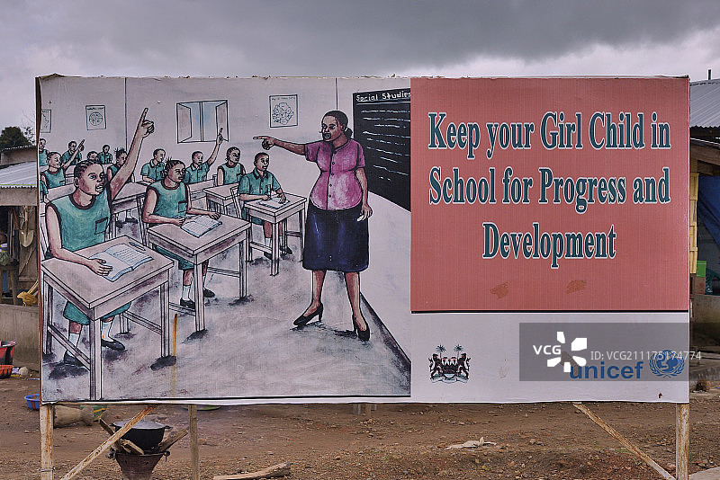 呼吁家长送孩子上学的标牌，位于非洲塞拉利昂北部省邦巴利区马凯尼图片素材
