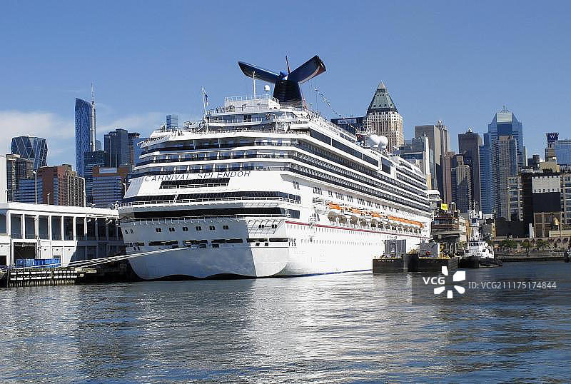 停泊在美国纽约港的嘉年华辉煌号游轮图片素材