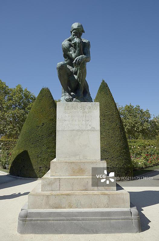 罗丹《思想者》雕像，位于巴黎罗丹博物馆花园，法兰西岛，法国，欧洲图片素材