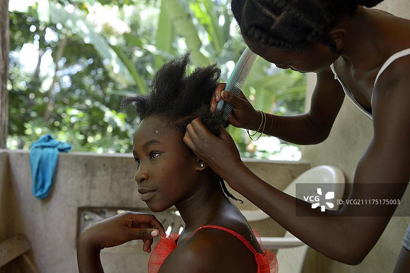 在海地莱奥甘附近，年轻妇女编辫子图片素材