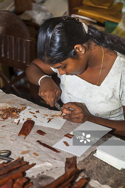 年轻女人在斯里兰卡Batambure地区Rambukkana制作木制珠宝图片素材