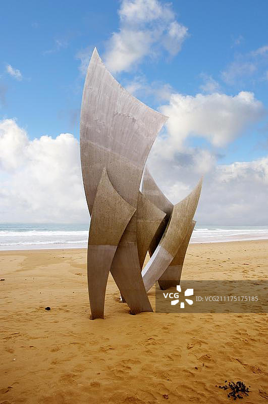 阿尼洛·巴农创作的《勇士》，位于法国诺曼底奥马哈海滩的二战纪念雕塑图片素材