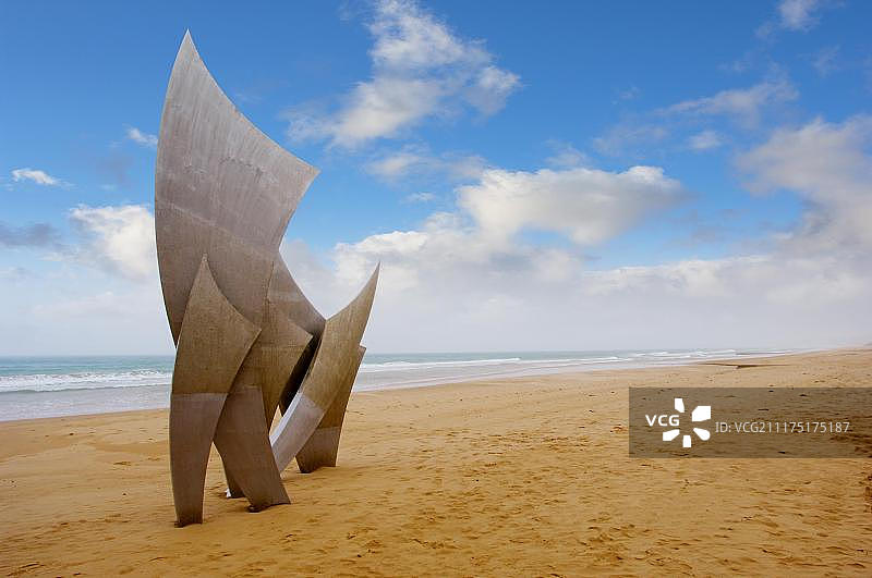 阿尼洛·巴农创作的《勇士》，位于法国诺曼底奥马哈海滩的二战纪念雕塑图片素材