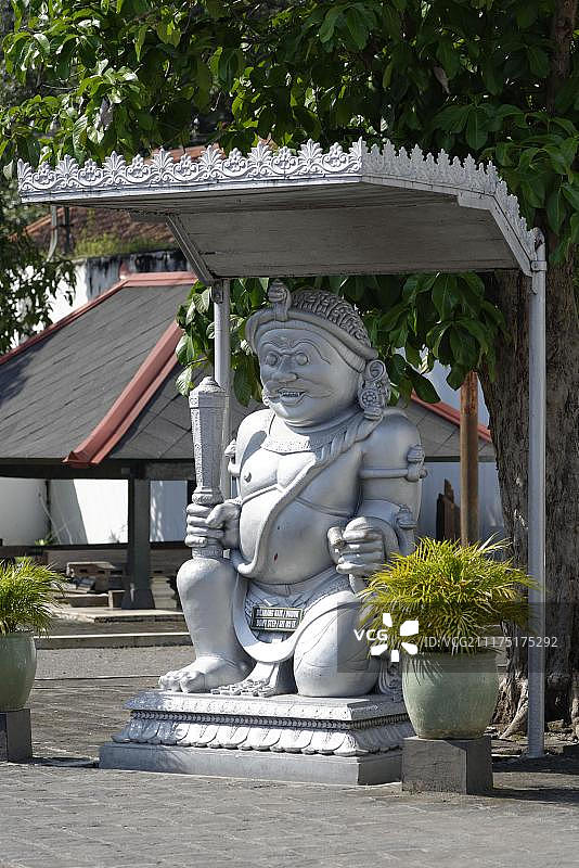 守护雕像，位于印度尼西亚爪哇岛梭罗加达王宫图片素材