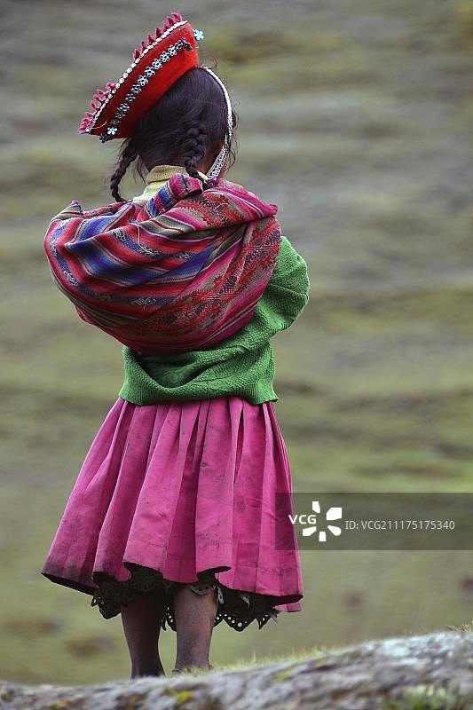穿着传统服饰的女孩，背影，秘鲁库斯科附近的安第斯山脉，南美洲图片素材