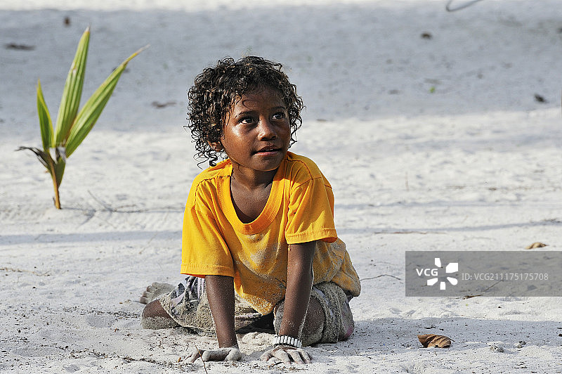 在印度尼西亚西巴布亚拉贾安帕阿博雷克沙滩上玩耍的当地女孩图片素材