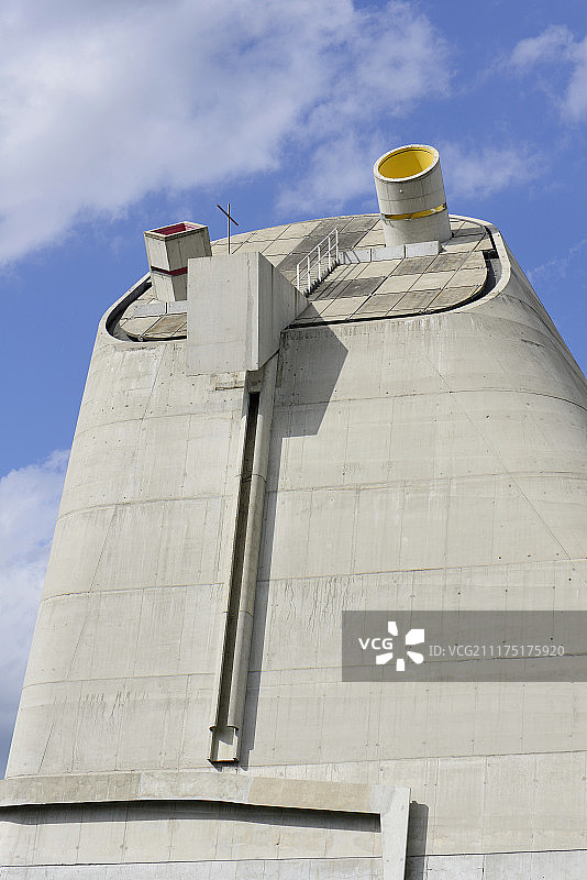 勒·柯布西耶设计的圣皮埃尔教堂，位于法国罗讷-阿尔卑斯地区的菲尔米尼图片素材