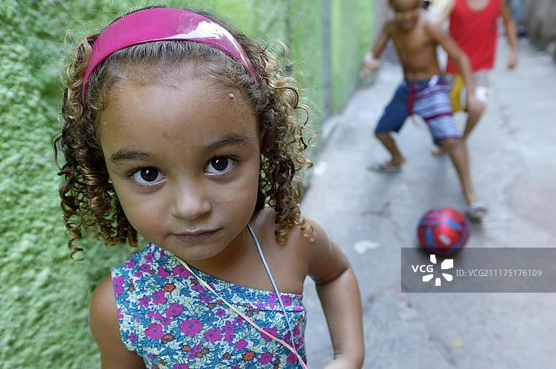巴西里约热内卢贫民窟里的女孩图片素材