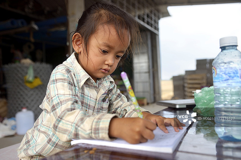 在柬埔寨茶胶省巴提县特拉邦村做作业的女孩图片素材