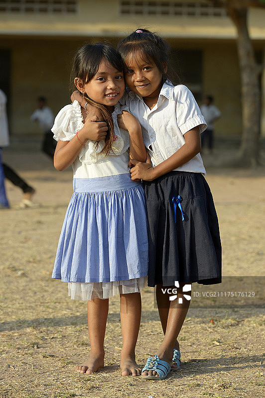 柬埔寨茶胶省巴提县隆蓬村操场上的两个女孩图片素材