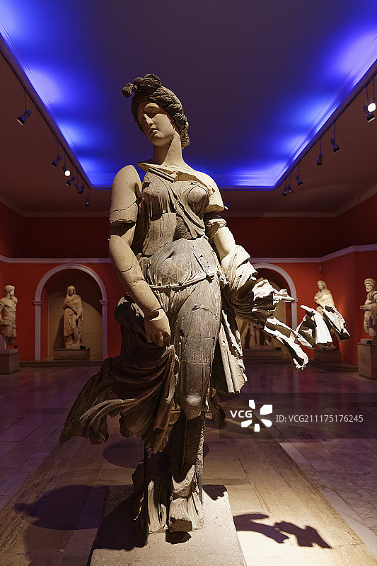 安塔利亚考古博物馆，公元2世纪佩尔盖的舞女大理石雕像，土耳其图片素材