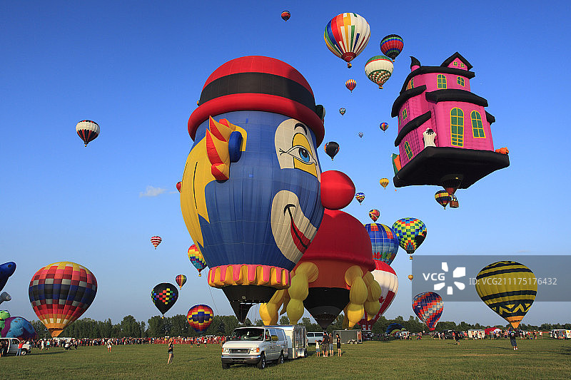 加拿大魁北克省圣让河畔里舍利厄热气球节图片素材