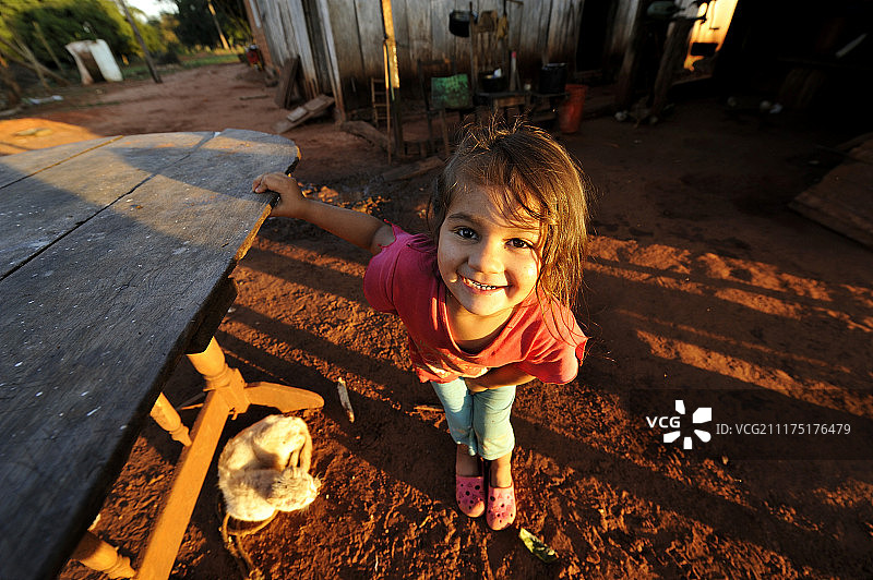 3岁女孩在农场，卡瓜苏省，巴拉圭，南美洲图片素材