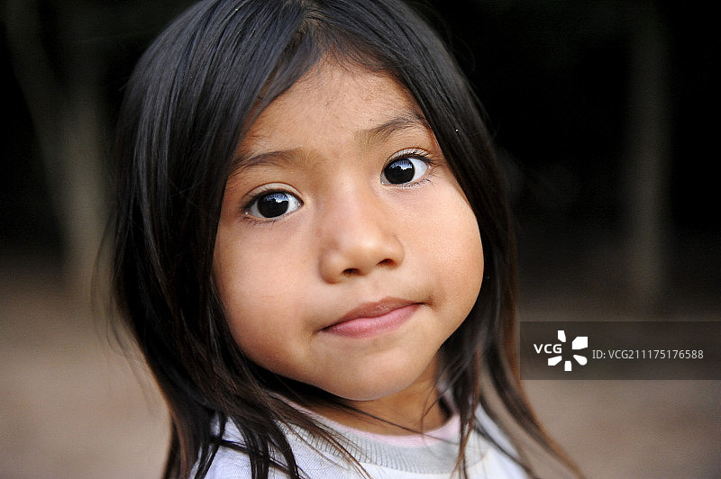 7岁女孩肖像，在南美洲巴拉圭卡瓜苏省坎皮托的姆比亚瓜拉尼印第安人社区图片素材