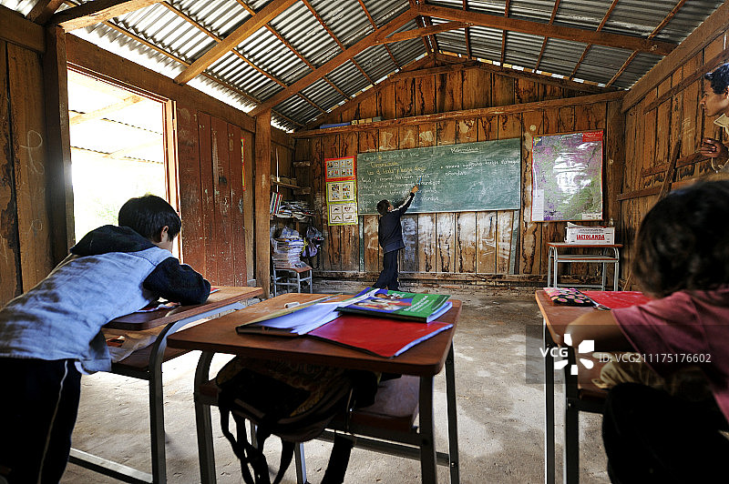 巴拉圭卡瓜苏省瓜拉尼人社区乡村小学的教室图片素材