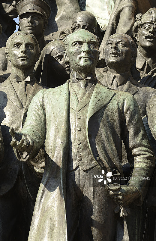 穆斯塔法·凯末尔·阿塔图尔克与同志们,彼得罗·卡诺尼卡的共和国纪念碑,塔克西姆广场,贝伊奥卢,伊斯坦布尔,欧洲区,土耳其,欧洲图片素材