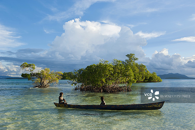 在马罗沃泻湖独木舟上的男孩们，所罗门群岛西部省图片素材